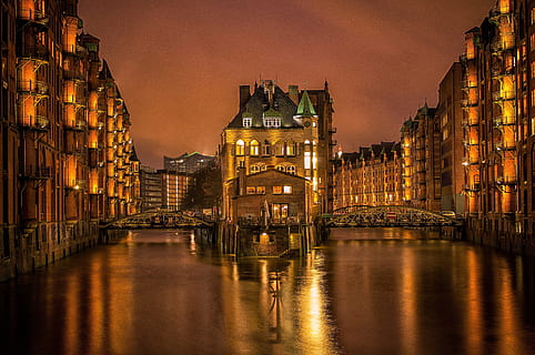 arkitektur, bygning, infrastruktur, struktur, etablering, lejlighed, vinduer, flod, by, bygning udvendig, nat, bygget struktur, rejsemål, belyst, bybilledet, afspejling, himmel, skumring, vand, forbindelse, transportmidler, bro - menneskeskabt struktur, natur, bro, boligområde, nautiske fartøj, ingen mennesker, udendørs, mørk, passagerskib, kanal, 4K, CC0, offentligt domæne, royaltyfrie