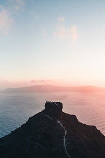 negre, muntanya, cos, aigua, durant el dia, aèria, vista, illa, mar, oceà, Camí, ruta, pista, cel, horitzó, posta de sol, vista del drone, tarda, fosc, turó, paisatge, vespre, rosa, blau, Estar atent, passar per alt, bellesa a la natura, escenics - natura, escena tranquil·la, tranquil·litat, rock, horitzó sobre l’aigua, rock - object, sòlid, idíl·lic, núvol - cel, naturalesa, cap gent, platja, escena no urbana, a l'aire lliure, 4K, CC0, domini públic, lliure de regalies