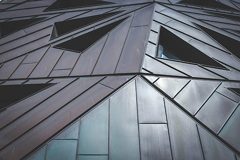 estructura, assolellat, cel, finestra, arquitectura, triangular, geomètric, línies, edifici, mínim, arquitectura moderna, modern, ciutat, urbà, disseny, gris, línia, estructura construïda, exterior de l'edifici, vista d’angle baix, patró, cap gent, vidre - material, forma geomètrica, marc complet, forma de triangle, forma, dia, fons, exterior d’edifici d’oficines, reflexió, a l'aire lliure, resum, sostre, gratacels, aliatge, acer, concret, directament a sota, 5K, CC0, domini públic, lliure de regalies