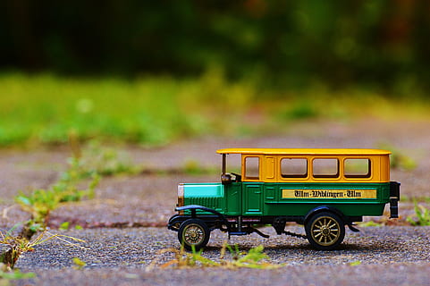 Bus, ein, Auto, Modell-, Oldtimer, Grün, Gelb, Transport, Transportmittel, Straße, keine Leute, grüne Farbe, Landfahrzeug, Tag, Spielzeug, Pflanze, Natur, draußen, selektiver Fokus, LKW, Land, Kraftfahrzeug, Spielzeugauto, klein, Stadt, 4K, CC0, gemeinfrei, lizenzfrei