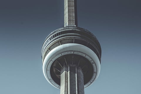 vista de ángulo de registro, aguja Espacial, de cerca, foto, Seattle, edificio, torre, arquitectura, redondo, cielo, estructura construida, vista de ángulo bajo, cielo limpio, exterior del edificio, nadie, día, altura maxima, azul, naturaleza, moderno, ciudad, al aire libre, turismo, rascacielos, edificio de oficinas exterior, forma, metal, columna arquitectonica, directamente debajo, 4K, CC0, dominio público, libre de derechos