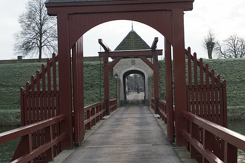 puente levadizo, puente, foso, arquitectura, estructura construida, el camino a seguir, dirección, árbol, arco, planta, naturaleza, día, nadie, barandilla, sendero, Entrada, edificio, exterior del edificio, cielo, perspectiva decreciente, liderazgo, conexión, al aire libre, 5K, CC0, dominio público, libre de derechos