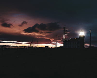 Preto, farol, Castanho, céu, ligadas, lâmpada de rua, nuvem, Sombrio, noite, por do sol, nascer do sol, estrutura construída, arquitetura, exterior do edifício, nuvem - céu, torre, construção, ninguém, silhueta, iluminado, natureza, ao ar livre, tecnologia, orientação, cidade, alto - alto, copie o espaço, poluição do ar, poluição, 4K, CC0, domínio público, royalty free