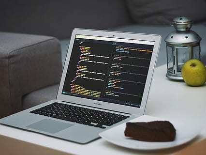 gedreht, MacBook Air, neben, Untertasse, Kuchen, Tabelle, Quadrat, Weiß, Keramik, hölzern, Laptop, Code, MacBook, Programm, Apfel, Technologie, kabellose Technologie, Kommunikation, Computer, Lebensmittel, Verbindung, drinnen, Essen und Trinken, keine Leute, tragbares Informationsgerät, Möbel, Stillleben, Frische, Internet, Geschäft, Obst, Apfel - Frucht, Computernetzwerk, 4K, CC0, gemeinfrei, lizenzfrei