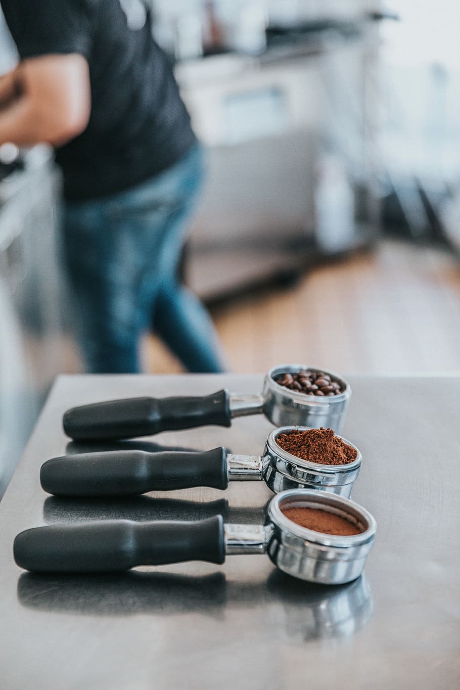 drei silberne Kugeln, drei, grau, stehlen, Schaufeln, Kaffee, Bohnen, gemahlenen Kaffee, Cafe, Café, eine Person, Tabelle, echte Menschen, drinnen, Fokus auf den Vordergrund, selektiver Fokus, Mittelteil, Essen und Trinken, Arbeiten, halten, menschliches Körperteil, Nahansicht, Erwachsene, Hand, Frau, menschliche Hand, Legere Kleidung, Lebensstile, Tag, Tablett, 5K