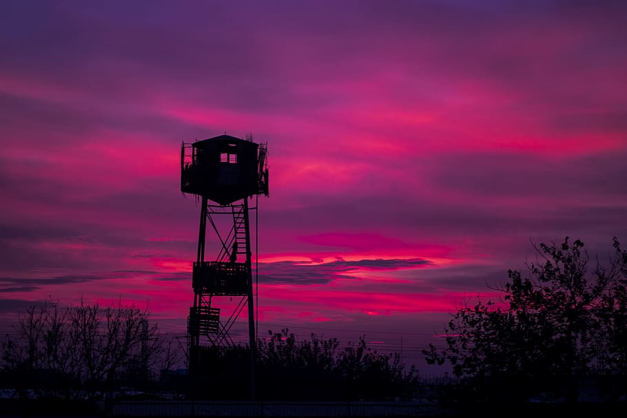 siluet, gri, ev, deniz feneri silüeti, pembe, gün batımı, kule, ağaç, gökyüzü, bulut - gökyüzü, teknoloji, pembe renk, yapılı yapı, doğa, mimari, insansız, akşam karanlığı, düşük açılı görünüş, iletişim, açık havada, yayın, doğada güzellik, bitki, mor, küresel iletişim, romantik gökyüzü, 2K