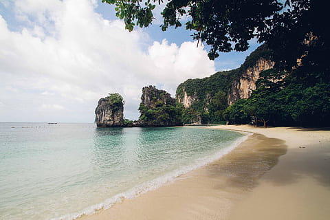 zee, natuur, hemel, strand, wolken, kust, milieu, idyllisch, eiland, bladeren, oceaan, Oceanshore, buitenshuis, paradijs, vredig, rimpelingen, rotsformatie, zand, landschap, toneel-, zeegezicht, kust-, zomer, surfen, rustig, reizen, bomen, tropisch, vakantie, water, Golf, land-, schoonheid in de natuur, scenics - natuur, wolk - lucht, boom, kalmte, rustige scène, kustlijn, geen mensen, fabriek, dag, horizon over water, baai, lagune, 5K, CC0, publiek domein, royaltyvrij