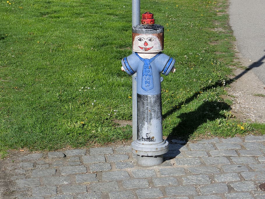 vodní hydrant, oheň, hydrant, legrační, mužský, lidské zastoupení, ochrana, venku, tráva, den, zelená barva, rostlina, pěšina, nikdo, Příroda, požární hydrant, zastoupení, umění a řemesla, mužská podobnost, kov, tvořivost, růst, chodník, vysoký úhel pohledu, ulice, 4K