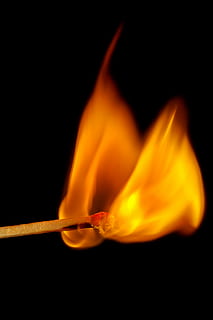 match, ild, tæt, brænde, Tændstikker, kindle, flamme, makro, svovl, forbrændinger, lighter, kamphoved, lys, tænding, gul, pinde, røg, makro foto, datailaufnahme, brænding, varme - temperatur, brand - naturligt fænomen, sort baggrund, tændstik, match - belysningsudstyr, indendørs, studio skud, tæt på, ingen mennesker, antændende, natur, træ - materiale, bevægelse, meddelelse, enkelt objekt, brændt, 5K, CC0, offentligt domæne, royaltyfrie