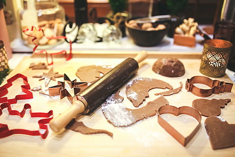 braun, rollen, Stift, oben, Beige, Oberfläche, Herstellung, Backen, Kekse, Plätzchen, Lebkuchen, Weihnachten, Rolle, Rollenzapfen, Teigplatte, Teig, Ausstechform, Schneider, hausgemacht, Lebensmittel, Dessert, Süßes Essen, LEBKUCHENKUCHEN, Dekoration, Mehl, Feier, Holz - Material, Gebäck, Urlaub, Kuchen, Tabelle, Vorbereitung, Zimt, Backwarenschneider, gebacken, Nudelholz, drinnen, Essen und Trinken, Stillleben, keine Leute, Fokus auf den Vordergrund, Nahansicht, Wahl, Frische, Variation, Kreativität, Sternform, Essen vorbereiten, Versuchung, 5K, CC0, gemeinfrei, lizenzfrei