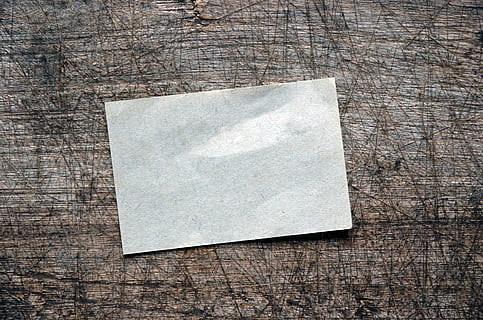 blanc, targeta, catifa, en blanc, nota, paper, vell, fusta, taulons de fusta, taula, memo, carta, fons, material de fusta, espai, full, còpia espai, cap gent, a l'interior, primer pla, textura, Color blanc, vista d’angle alt, tir de l'estudi, directament a sobre, senzillesa, natura morta, dia, negocis, gra de fusta, 4K, CC0, domini públic, lliure de regalies