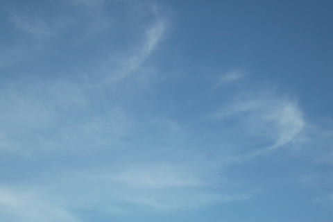 cielo, nube, venti, Venti nuvola, blu, sfondi, nuvola - cielo, solo cielo, natura, nessuno, bellezza nella natura, scenics - natura, Inquadratura dal basso, la tranquillità, giorno, all'aperto, Cloudscape, copia spazio, ambiente, scena tranquilla, Colore bianco, vento, wispy, pulito, meteorologia, vuoto, 2K, CC0, dominio pubblico, privo di copyright