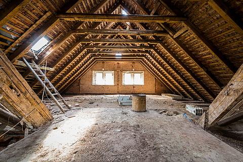 Haus innen, Dachboden, schmutzig, verlassen, leeren, Holz, staubig, alt, die Architektur, durch schauen, Keller, lotplace, warm, drinnen, gebaute Struktur, keine Leute, beschädigt, Gebäude, obsolet, heruntergewirtschaftet, Holz - Material, Geschichte, Tag, Wohnraum, die Vergangenheit, Ablehnen, Verschlechterung, Decke, Abwesenheit, Fenster, 5K, CC0, gemeinfrei, lizenzfrei