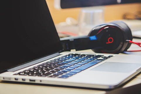 macbook, profesyonel, yanında, atım, dr dre kulaklıklar, dizüstü, bilgisayar, teknoloji, iş, ofis, büro, kulaklık, kapatmak, içeriye, insansız, tablo, doğruluk, bilgisayar donanımı, iletişim, ekipman, seçici odak, ön plana odaklanmak, işletme finansmanı ve endüstri, hesap makinesi, numara, Eğitim, kablosuz teknoloji, tuş takımı, ekonomi, 4K, CC0, kamu malı, telif ücretsiz