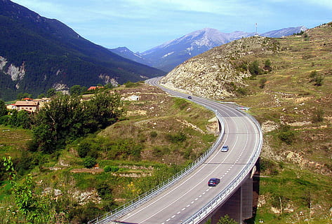 pont, carretera, arquitectura, estructura, columna, horitzó, boscos, cel, cotxes, camions, paisatge, transport, muntanya, vista d’angle alt, escenics - natura, manera de transport, cotxe, naturalesa, automòbil, arbre, corba, cap gent, planta, escena no urbana, Serra, dia, bellesa a la natura, carretera sinuosa, a l'aire lliure, carretera de muntanya, autopista de carrils múltiples, 1080P, CC0, domini públic, lliure de regalies