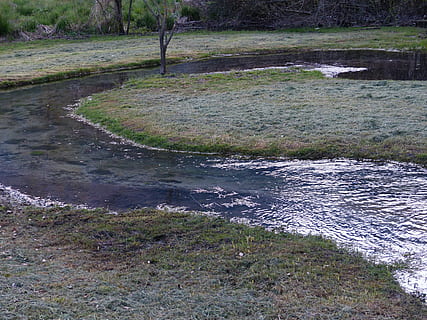 agua, meandro, rio, lazo, río, meandro, bucle de río, por supuesto, biotopo, Páramo, ampolase, reserva, trentino, valle di ledro, Italia, reflexión, naturaleza, al aire libre, hierba, nadie, planta, tranquilidad, belleza en la naturaleza, día, árbol, tierra, escena tranquila, crecimiento, vista de alto ángulo, agua que fluye, paisajes - naturaleza, descargando, ambiente, escena no urbana, fluido, pantano, 4K, CC0, dominio público, libre de derechos