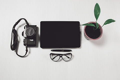 càmera, escriptori, oficina, bolígraf, connexió, dispositiu, electrònica, equipament, gots, ipad, feina, modern, planta, portàtil, pantalla, taula, tecnologia, blanc, treballar, imatges de drets d’autor, a l'interior, tir de l'estudi, cap gent, temes de fotografia, fons blanc, comunicació, directament a sobre, ulleres, càmera - equip fotogràfic, tecnologia sense fils, natura morta, vista d’angle alt, equips informàtics, ordinador, primer pla, teclat, 4K, CC0, domini públic, lliure de regalies