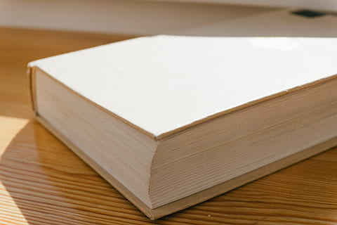 lukket bog, objekter, Bestil, træ - materiale, Brun, uddannelse, ingen mennesker, kasse - container, tæt på, indendørs, dag, boks, form, beholder, kasse, pap, studio skud, enkelt objekt, geometrisk form, offentliggørelse, stor gruppe af objekter, fokus på forgrunden, stak, hvid farve, 4K
