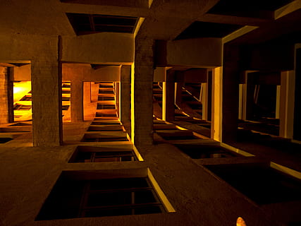 clădire, noapte întunecată, întuneric, noapte, arhitectură, nici o persoana, în interior, arhitectura și clădirile, gol, lumină - fenomen natural, vechi, lemn - material, construită, abandonat, iluminat, scară, trepte și scări, balustradă, absență, calea de urmat, direcţie, coloană arhitecturală, consecutiv, diminuarea perspectivei, tavan, 2K, CC0, domeniu public, fără drepturi de autor