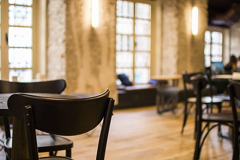 bord, stol, innsiden, interiør, gulv, uklarhet, sete, innendørs, vindu, fravær, virksomhet, møbler, fokusere på forgrunnen, arkitektur, ingen folk, tre - materiale, dag, bygning, hjemlige rom, klasserommet, skole, tømme, bra belyst, 5K, CC0, offentlig domene, opphavsrett gratis