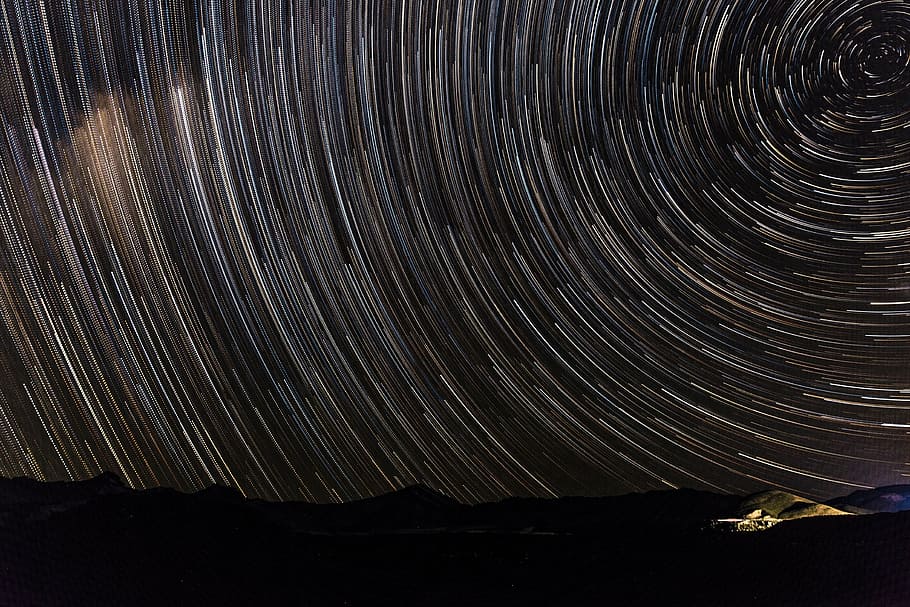 foto de lapse de temps, estrelles, espai, cel, galàxia, naturalesa, nit, llum, muntanya, estel, a l'aire lliure, concèntric, moviment, cap gent, estrella - espai, primer pla, astronomia, escenics - natura, exposició llarga, bellesa a la natura, tranquil·litat, escena tranquil·la, terra, idíl·lic, camp estel·lar, estrella, escena no urbana, 2K