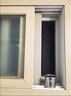 vindu, vindusrute, gryte, arkitektur, ingen folk, bygget struktur, dag, tre - materiale, sollys, bygge eksteriør, bygning, utendørs, natur, inngang, bord, glass - materiale, dør, kopp, lukket, tømme, veggbyggingsfunksjon, 1080P, CC0, offentlig domene, opphavsrett gratis