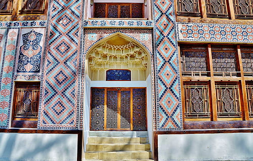Contexte, mosaïque, modèle, polygone, polygonal, lumière, décoration, décoratif, conception, abstraction, cristal, coloré, architecture, structure construite, bâtiment, religion, art et Artisanat, extérieur du bâtiment, personne, lieu de culte, croyance, construction de murs, la créativité, journée, artisanat, le passé, spiritualité, orné, mural, sol, plafond, 4K, CC0, domaine public, libre de droits