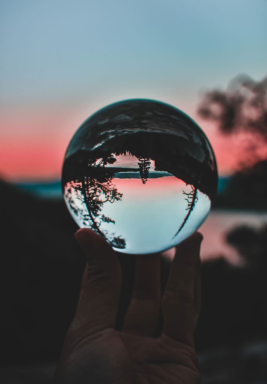 persona, celebració, clar, bola de vidre, fotografia de lent de desplaçament inclinable, pilota, reflexió, posta de sol, mà, cel vermell, mà humana, esfera, part del cos humà, una persona, cel, centrar-se en primer pla, naturalesa, primer pla, persones reals, invertit, transparent, vidre - material, forma geomètrica, part del cos, dit, a l'aire lliure, 5K