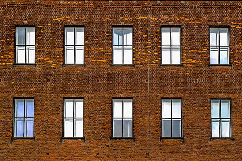 edifici, façana, maó, finestres, antic, arquitectura, Rotterdam, Països Baixos, Holanda, finestra, estructura construïda, marc complet, exterior de l'edifici, cap gent, costat a costat, dia, en fila, paret, vista d’angle baix, vidre - material, repetició, fons, paret de maó, a l'aire lliure, seguretat, patró, marc de finestra, 4K, CC0, domini públic, lliure de regalies