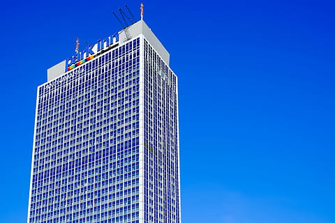 edificio bianco, architettura, moderno, grattacielo, costruzione, bicchiere, facciata, edificio dell'hotel, park inn di radisson, città, Berlino, alexanderplatz, blu, copia spazio, edificio per uffici esterno, cielo, Business aziendale, cielo sereno, struttura costruita, esterno dell'edificio, Inquadratura dal basso, ufficio, finanza, alto - alto, attività commerciale, natura, nessuno, vetro - materiale, fare soldi, economia, 4K, CC0, dominio pubblico, privo di copyright