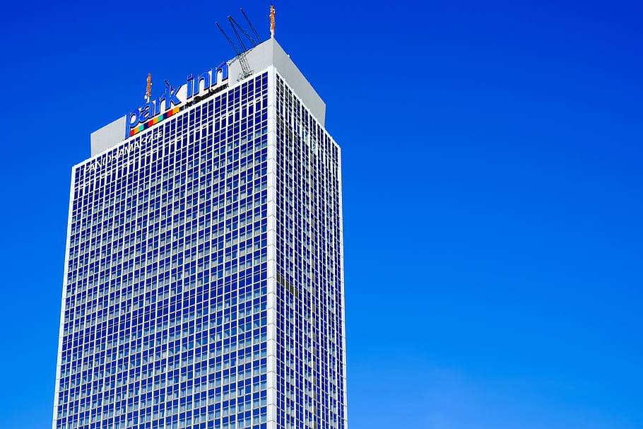 edifici blanc, arquitectura, modern, gratacels, edifici, vidre, façana, edifici d’hotel, Park Inn per Radisson, ciutat, Berlín, alexanderplatz, blau, còpia espai, exterior d’edifici d’oficines, cel, negoci corporatiu, cel clar, estructura construïda, exterior de l'edifici, vista d’angle baix, oficina, Finances, alta - alta, negocis, naturalesa, cap gent, vidre - material, fent diners, economia, 4K