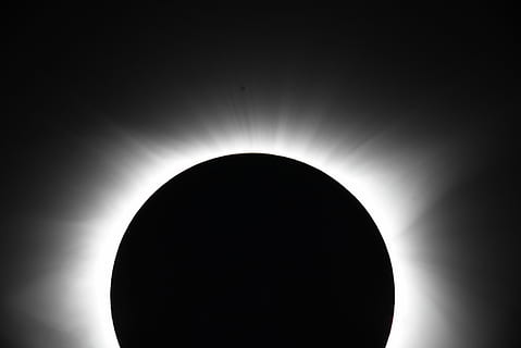 selectivo, fotografía de enfoque, completo, Luna, Eclipse solar, eclipse, solar, fotosfera, totalidad, papel pintado, fondos de pantalla negros, fondo negro, Dom, llamarada, llamarada del sol, destello solar, rayo de sol, corona, subir, silueta, cielo, circulo, forma, noche, forma geometrica, naturaleza, espacio, belleza en la naturaleza, de color negro, astronomía, nadie, fenomeno natural, luz - fenómeno natural, iluminado, oscuro, 5K, CC0, dominio público, libre de derechos