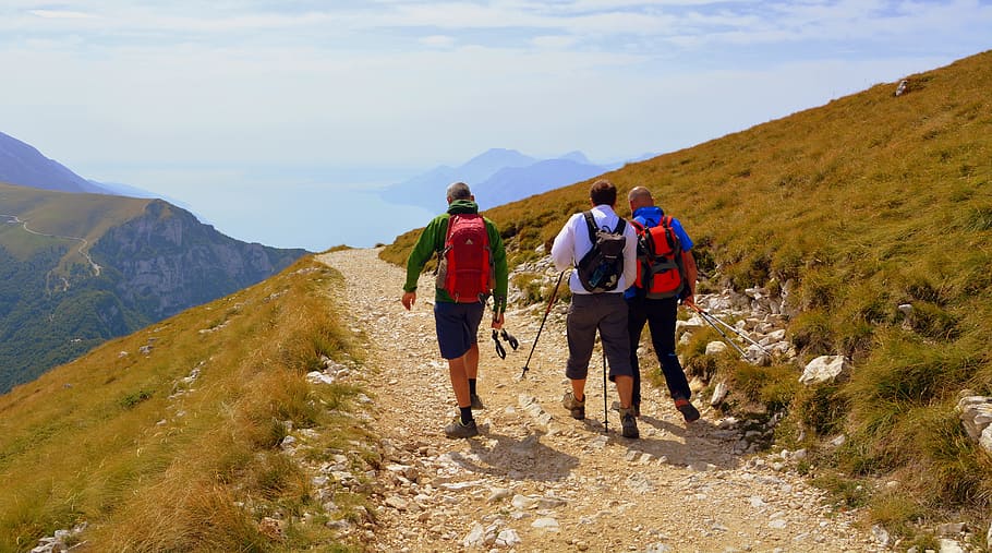 szlak, spacerować, trekking, wycieczka, krajobraz, jezioro, garda, Góra, baldo, wędrówki, Włochy, Droga, góry, amici, spędzania wolnego czasu, przygoda, czynność, Grupa ludzi, mężczyźni, pieszy, widok z tyłu, Natura, piękno natury, styl życia, środowisko, zdrowy tryb życia, scenics - natura, dorosły, plecak, pogoń za rekreacją, przyjaźń, pasmo górskie, na dworze, 5K