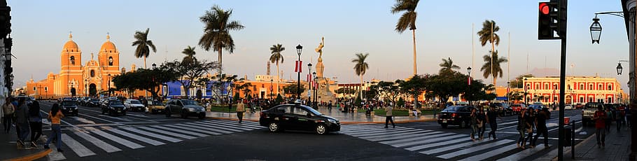 Platz, quantitativ, Peru, Sonnenuntergang, Auto, Licht, Mensch, Sonne, Südamerika, Palme, Palmen, Tag, draußen, Wachstum, Himmel, keine Leute, Natur, Stadt, die Architektur, Gebäudehülle, Transport, Transportmittel, Straße, Baum, Reiseziele, Kraftfahrzeug, der Verkehr, Stadt leben, gebaute Struktur, Reise, Panorama-, Stadtstraße, Zeichen, Gruppe von Leuten, Stadtbild, 8K