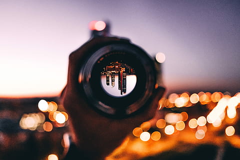 overfladisk, fokus fotografering, person, bedrift, kameralinsen, dslr-kameraobjektiv, kamera, linse, afspejling, skyskraber, bygning, bokeh, hånd, orange, rød, arkitektur, by, len, teknologi, belyst, kamera - fotografisk udstyr, objektiv - optisk instrument, fotografering temaer, selektiv fokusering, ingen mennesker, tæt på, sløret, himmel, nat, cirkel, belysningsudstyr, fokus på forgrunden, bygget struktur, geometrisk form, fotografisk udstyr, form, digitalt kamera, 4K, CC0, offentligt domæne, royaltyfrie