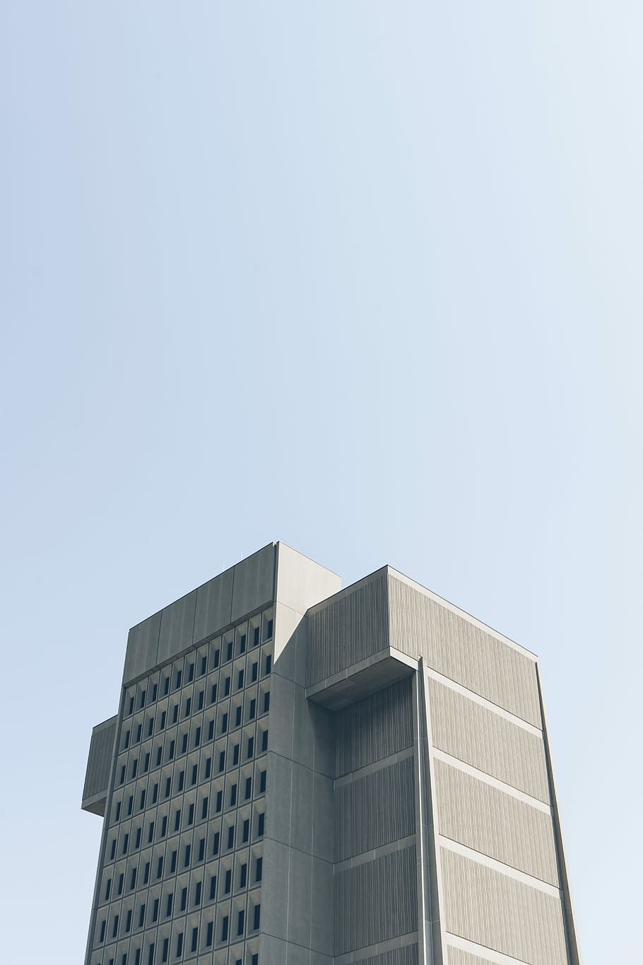 foto, gris, alt, edifici de pujada, ennuvolat, cel, edifici de gran alçada, arquitectura, estructura construïda, exterior de l'edifici, modern, edifici d'oficines, escena urbana, finestra, gratacels, ciutat, a l'aire lliure, dia, cel clar, cap gent, vista d’angle baix, edifici, còpia espai, exterior d’edifici d’oficines, naturalesa, oficina, patró, alta - alta, vidre - material, 5K