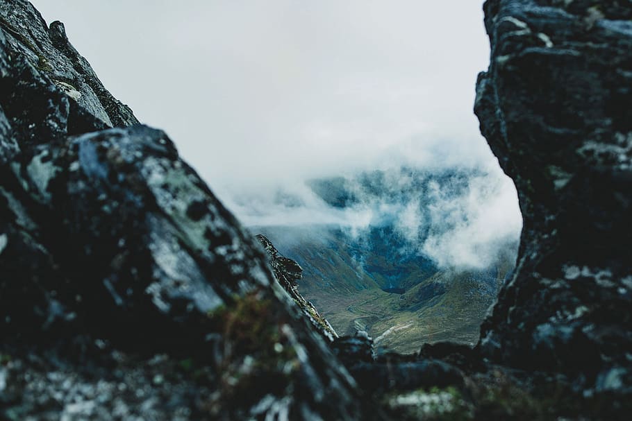 formació de roca, mar, núvols, poc profund, focalitzar la fotografia, rocós, muntanya, pedra, núvol, boira, vall, noruega, senderisme, ennuvolat, DOF, llac, fred, rock, rock - object, sòlid, naturalesa, medi ambient, terra, dia, tranquil·litat, bellesa a la natura, cap gent, a l'aire lliure, escenics - natura, enfocament selectiu, escena no urbana, penya-segat, aspre, 1080P