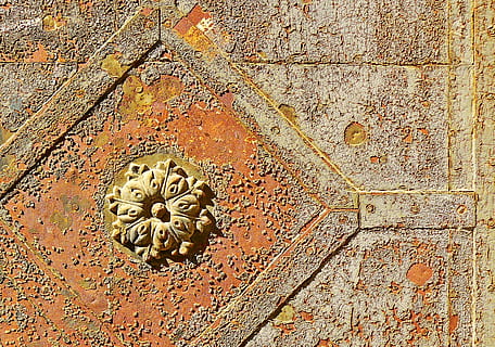 oransje, grå, betong, veggdekorasjon, rosett, rustfritt, dør, tekstur, fitting, ornament, metall, jern, historisk, rusted, rusten, gammel, antikk, arkitektur, forvitret, fittings, grunge, korrosjon, flak, kunst og Håndverk, strukturert, ingen folk, mønster, kreativitet, dag, nærbilde, tre - materiale, håndverket, full ramme, bakgrunn, veggbyggingsfunksjon, bygget struktur, utendørs, design, fortiden, blomstermønster, utskjæring, 1080P, CC0, offentlig domene, opphavsrett gratis