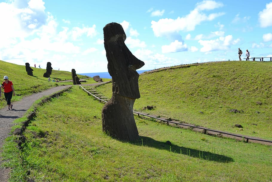 rapa nui, illa de Pasqua, moai, herba, cel, planta, núvol - cel, terra, camp, dia, naturalesa, persones incidentals, paisatge, color verd, tranquil·litat, medi ambient, bellesa a la natura, escena tranquil·la, història, a l'aire lliure, el passat, escena no urbana, límit, 4K