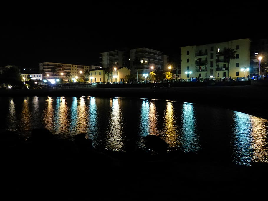 riflessi, luci, Ventimiglia, spiaggia, di notte, lido, banca, riva del mare, mediterraneo, notte, illuminato, riflessione, acqua, buio, crepuscolo, scena urbana, posizioni di viaggio, lampione, architettura, architettura ed edifici, città, lunga esposizione, struttura costruita, esterno dell'edificio, costruzione, nessuno, natura, cielo, fiume, lungomare, all'aperto, strada, vita di città, mezzi di trasporto, 4K