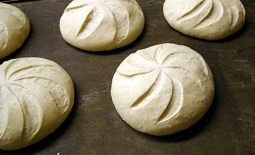 Brot, Bäckerei, Handwerker, Essen und Trinken, gesundes Essen, Lebensmittel, Frische, drinnen, Tabelle, Stillleben, Nahansicht, Wohlbefinden, keine Leute, Gruppe von Objekten, Obst, High Angle View, mittlere Gruppe von Objekten, fertig für den Verzehr, gebacken, direkt darüber, Rohkost, Scheibe, Kreis, Snack, 1080P, CC0, gemeinfrei, lizenzfrei