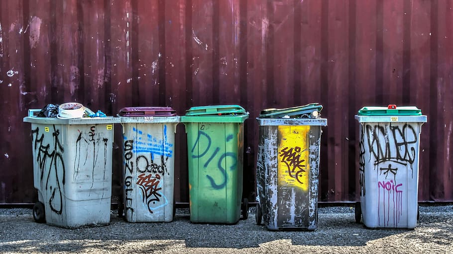 gris, verd, papereres de plàstic, escombraries, contenidor, graffiti, plàstic, malbaratament, multicolor, cap gent, reciclatge, cubell d 'escombraries, medi ambient, paperera, conservació del medi ambient, arquitectura, naturalesa, paperera de reciclatge, qüestions ambientals, metall, blau, dia, sendera, costat a costat, desordenat, repugne, 5K