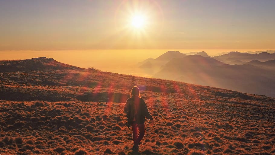donna, a piedi, analizzare, cercare, guardare, sole, tramonto, natura, all'aperto, persone, una persona, luce del sole, cielo, uomini, silhouette, la libertà, montagna, alba - alba, donne, adulto, estate, stili di vita, paesaggio, retrovisore, bellezza nella natura, attività di svago, scenics - natura, in piedi, idilliaco, lunghezza intera, ambiente, la tranquillità, viaggio, persone reali, riflesso lente, catena montuosa, guardando a vista, 4K
