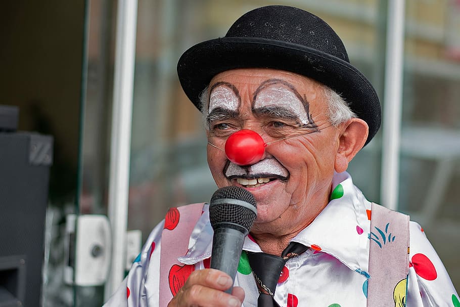 klovn, grine, arbejde, senior voksen, mikrofon, performer, herrer, mennesker, sanger, sang, farvebillede, musiker, en person, senior mænd, kun voksne, kun mænd, kun en senior mand, voksen, input enhed, portræt, hovedskud, musik, ydeevne, kunstkultur og underholdning, tøj, forfra, bedrift, fokus på forgrunden, ansigtshår, hat, meddelelse, 1080P