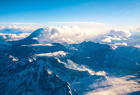 Antenne, Fotografie, Bergalpen, oben, Aussicht, schwarz, Berg, bedeckt, Schnee, Blau, Himmel, Wolken, Gipfel, Grat, Tal, Hügel, Landschaft, Natur, wolke - himmel, szenen, Schönheit in der Natur, Meer, Luftaufnahme, draußen, keine Leute, Szenen - Natur, Umgebung, Gebirge, Wolkengebilde, hoch oben, Ruhe, ruhige Szene, kalte Temperatur, schneebedeckter Berg, 2K, CC0, gemeinfrei, lizenzfrei