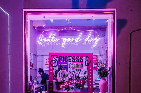 vendt, lilla, Hej, godt, diy neon skiltning, vindue, latte, kaffe, butik, tekst, vestlige script, meddelelse, lyserød farve, mad og drikke, forretning, arkitektur, mennesker, bygning udvendig, restaurant, udendørs, belyst, neon, bageri, repræsentation, lov, mandlig lighed, 4K, CC0, offentligt domæne, royaltyfrie