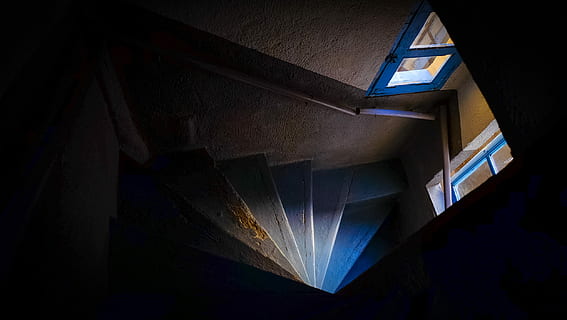 parte superior, ver, escalera, marrón, enmarcado, espejo, reflexión, ventana de vidrio, pasos, arquitectura, ventana, edificio, noche, adentro, vista de ángulo bajo, oscuro, iluminado, estructura construida, nadie, luz - fenómeno natural, pared - característica de la construcción, escalones y escaleras, ciudad, comunicación, techo, naturaleza, vida en la ciudad, firmar, lámpara eléctrica, 1080P, CC0, dominio público, libre de derechos