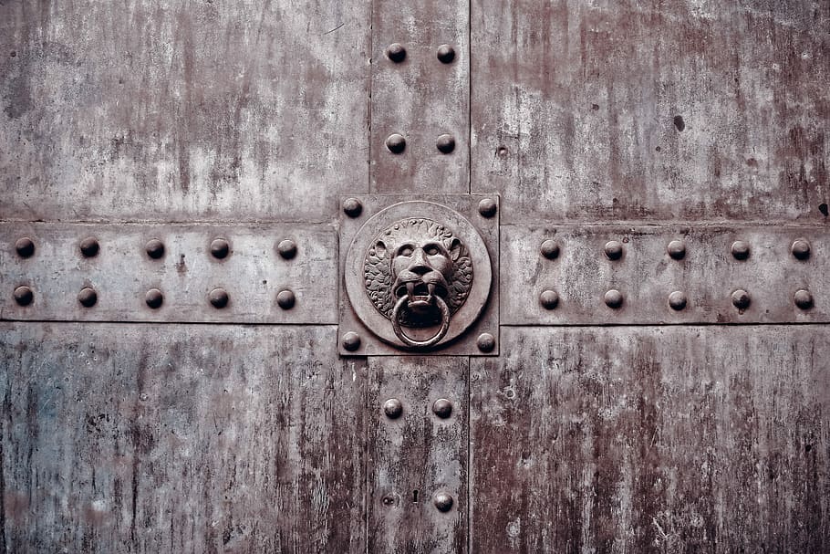 bateador de lleó marró, objectiu, portal, porta, entrada, històricament, arquitectura, vell, accessoris, porta vella, cap de lleó, ajustament, castell, metall, artísticament, ornament, gestionar, portal de l'església, porta de l'església, Església, maquinari de porta, tirador, ferro forjat, portes de bronze, guineu, anell, art, ferreria, porta de bronze, schmiedeeiserne, casa de culte, primer pla, alleujament, decoració de metalls, fons, marc complet, cap gent, patró, dia, textura, material de fusta, aldaba, disseny, protecció, resistent, seguretat, a l'aire lliure, forma, 4K