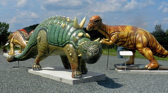 恐竜, 数字, プラスチック, 動物, 漫画, 爬虫類, ジュラ紀, 古代の, 絶滅, 大, 面白い, ティラノサウルス, t-rex, 先史時代の, トリケラトプス, 野生, 生き物, 歴史的な, 三畳紀, 古生物学, 動物の表現, 無人, 日, 屋外, 動物のテーマ, 彫刻, 表現, 像, アート＆クラフト, 創造性, 人間の表現, 歴史, 建築, クラフト, 旅行先, 過去, シティ, 道路, 哺乳類, 自然, 1080P, CC0, パブリックドメイン, ロイヤリティフリー