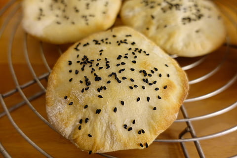pane piatto, pane, cumino nero, cibo, infornare, al forno, selberbacken, pane cotto, cibo e bevande, freschezza, avvicinamento, nessuno, in casa, gruppo di oggetti, natura morta, pronto a mangiare, mangiare sano, tavolo, benessere, vista dall'alto, cibo dolce, concentrarsi sulle conoscenze acquisite, gruppo medio di oggetti, utensile da cucina, cibo asiatico, cibo vegetariano, spuntino, dieta, 5K, CC0, dominio pubblico, privo di copyright
